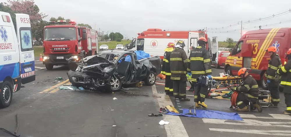 Colisão entre carro e caminhão em rodovia na região deixa motorista preso às ferragens 