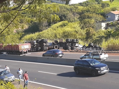 Caminhão carregado com leite tomba em rodovia na região 