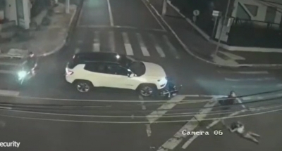 Empresa de videomonitoramento divulga imagens de carro furando sinal e atingido moto em Ourinhos 