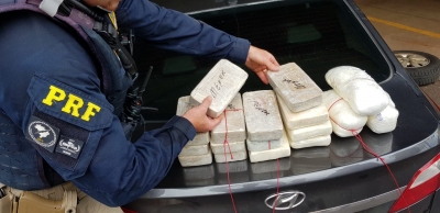 PRF prende casal que transportava 17 quilos de cocaína em Ourinhos