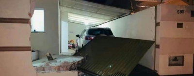 Casa tem portão derrubado por carro em Ourinhos 