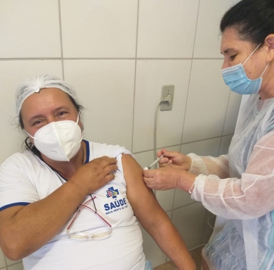 Com doses da vacina de Oxford, Bernardino de Campos retoma imunização de profissionais da saúde