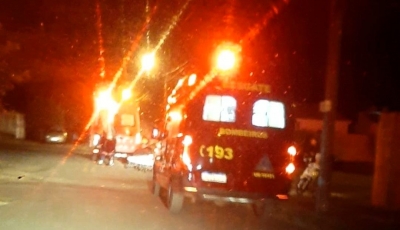 Motociclista fica ferido após fugir de viatura e colidir em carro em Ipaussu 