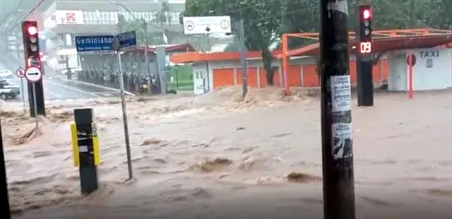VÍDEO: chuva causa alagamentos e enxurrada arrasta carros no interior de SP