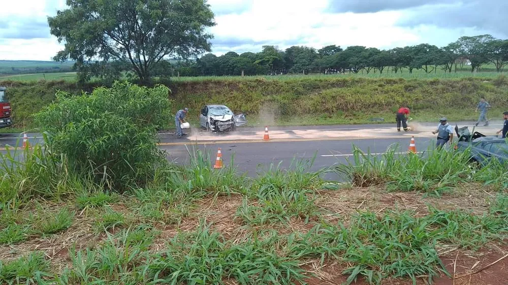 Dois morrem e um fica gravemente ferido em colisão em rodovia da região