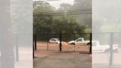 Temporal alaga ruas e assusta moradores de Santa Cruz do Rio Pardo