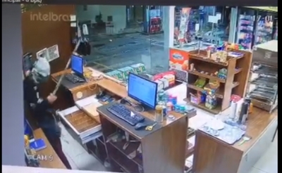 Bandidos usam espadas para assaltar loja de conveniência em Santa Cruz do Rio Pardo; vídeo 