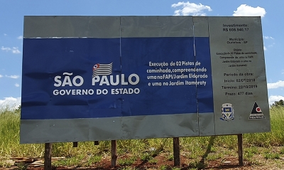 Placa informando execução de pista de caminhada inexistente no Itamaraty gera indignação 