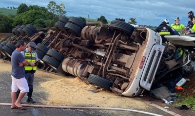 Motorista fica preso nas ferragens de caminhão que tombou em Santa Cruz do Rio Pardo 