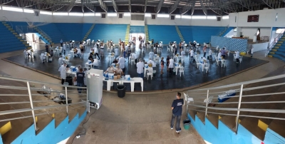 Cidade da região começa a vacinar pessoas a partir de 25 anos; agendamento será aberto nesta quarta