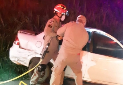 Jovem morre após carro e caminhão baterem de frente na BR-153