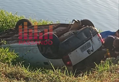 Veículo capota e cai às margens da represa de Salto Grande; condutor fica em estado grave