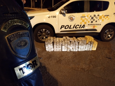 Traficante tenta fugir saltando de carro em movimento na Raposo Tavares e é preso com mais de 142 quilos de maconha 