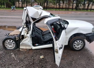 Caminhão bate em carro, pega fogo e deixa casal ferido em rodovia na região