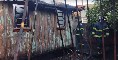 Incêndio destrói casa de madeira em Ourinhos; casal de idosos foi socorrido 