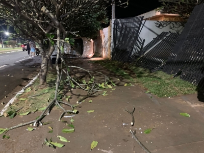 Jovem de 19 anos escapa ileso após capotar carro e derrubar portão de residência em Ourinhos