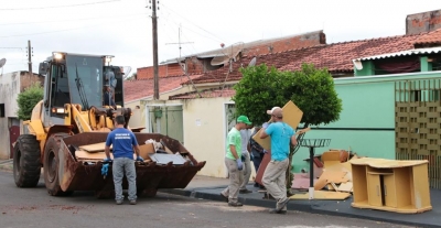 Prefeitura de Ourinhos realiza operação de limpeza em vários bairros da cidade