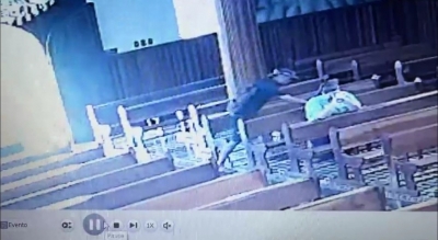 Câmera de segurança flagra furto de bolsa de fiel que rezava em igreja; vídeo