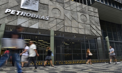 Gasolina sobe 4% nas refinarias, anuncia Petrobras