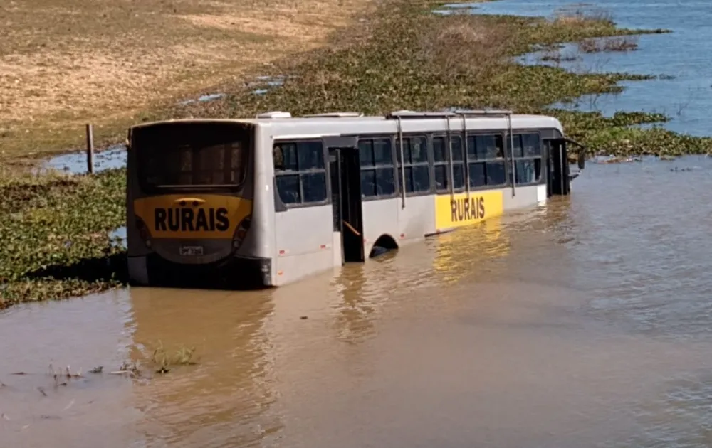 Ônibus com trabalhadores rurais passa entrada de balsa e cai no Rio Paranapanema na região 