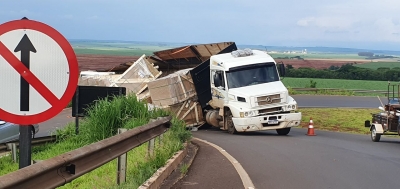 Caminhão tomba e prejudica tráfego em alça de acesso na Rodovia Mello Peixoto em Ourinhos 