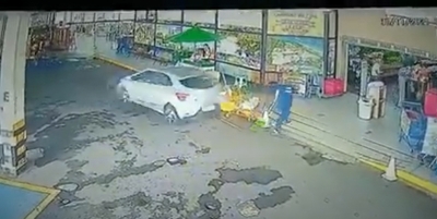 Carro desgovernado em marcha à ré quase atropela mulher em mercado na região