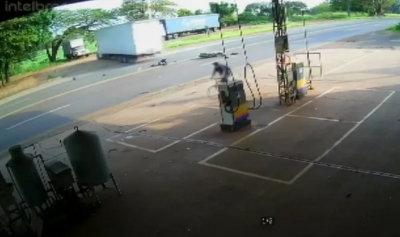 VÍDEO: Jovem escapa sem ferimentos após bater em caminhão no norte do Paraná 