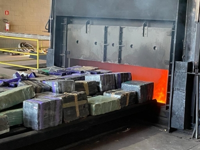 Polícia Federal realiza incineração de 2.3 toneladas de maconha apreendidas em operações na região