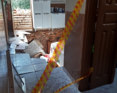 Piso da cozinha cede e deixa moradores feridos na região 