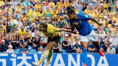 Marta e Cristiane marcam, mas Brasil leva virada da Austrália e perde em Montpellier