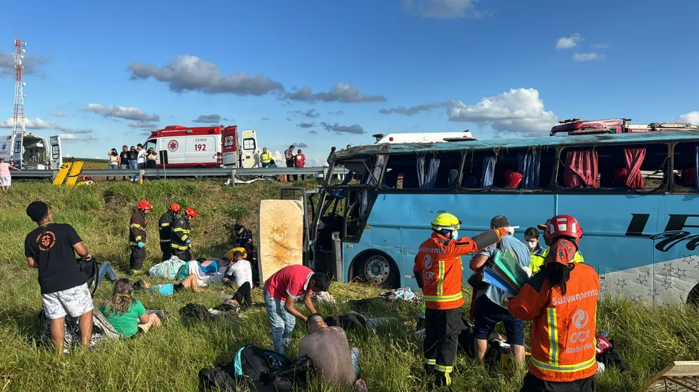 Ônibus com passageiros capota e deixa feridos em Santa Cruz do Rio Pardo 