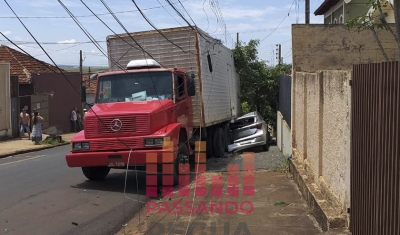Caminhão desgovernado derruba poste de energia e atinge carro em Ourinhos 