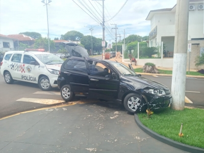 Jovem é preso após fugir da polícia e bater carro em motocicleta em Santa Cruz do Rio Pardo 