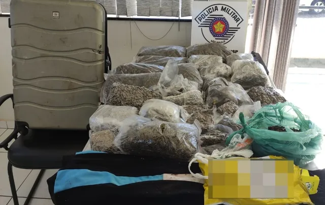 Mala de viagem com quase 10 quilos de 