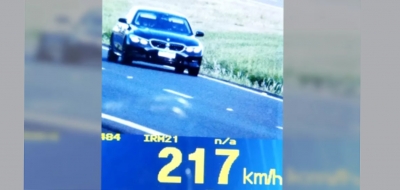 Carro é flagrado voando baixo em rodovia de Santa Cruz do Rio Pardo