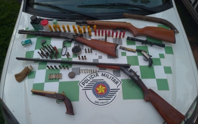 Polícia Ambiental prende homem com armas, munições e ave em sítio na região