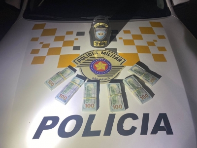 Polícia Militar Rodoviária apreende veículo com grande quantidade de dólares em porta-malas na região
