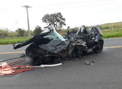 Van bate de frente com carro e deixa feridos em rodovia na região