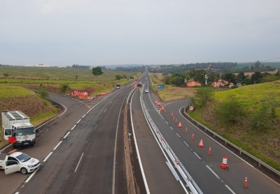 Desvio é implantado para iniciar obras no viaduto onde carreta ficou entalada em Santa Cruz