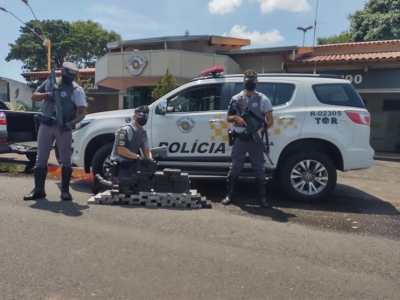 Polícia Rodoviária apreende tabletes de cocaína em fundo falso de carro abordado na região 