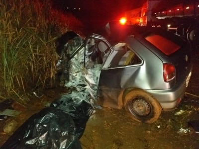Colisão entre carro e caminhão deixa dois mortos em rodovia no norte do Paraná; criança está entre as vítimas 