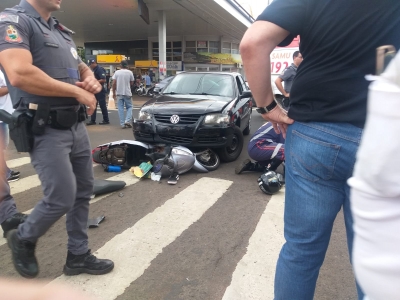 Motociclista fica gravemente ferido em colisão com carro na área central de Ourinhos 
