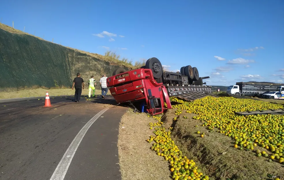 Motorista morre ao perder controle da direção em curva e capotar caminhão carregado com laranjas