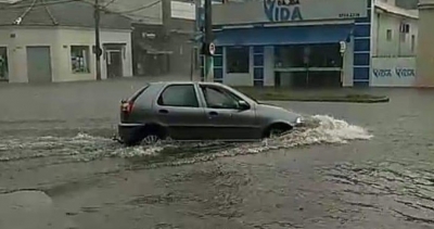 Chuva forte provoca alagamentos após açude transbordar em cidade da região