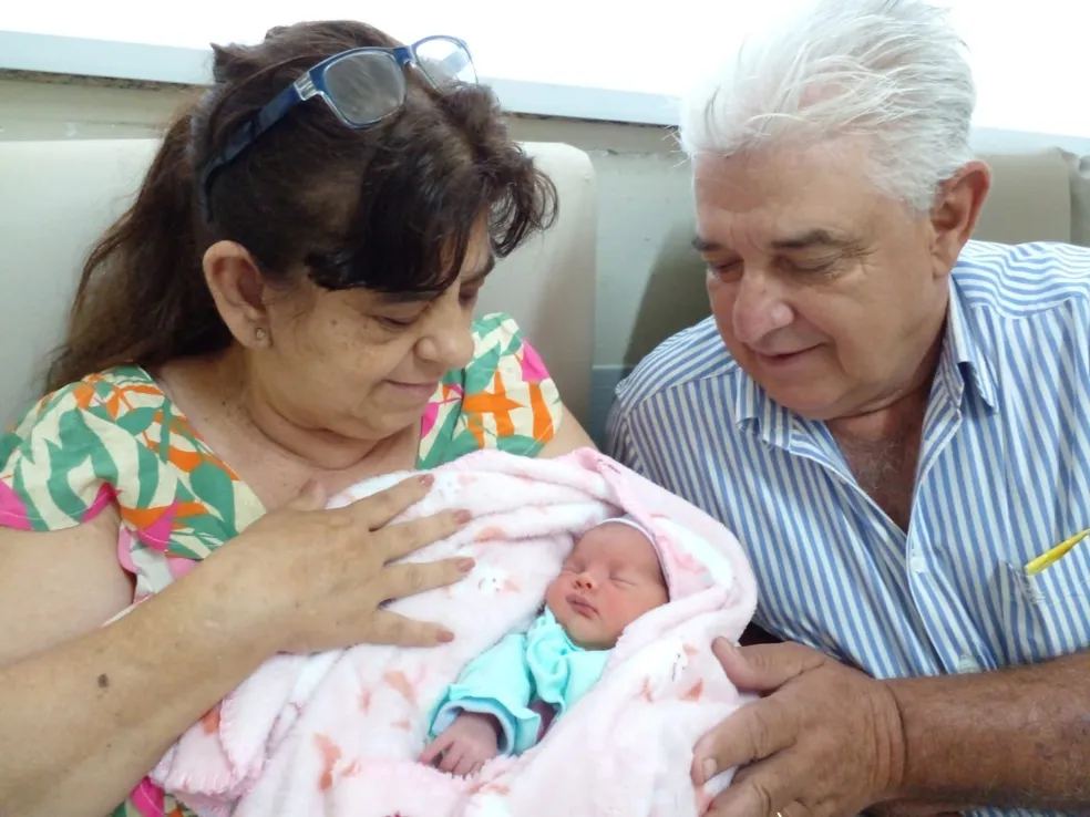Marido e mulher são pais novamente após três décadas, aos 60 anos 