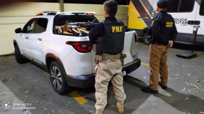 PRF de Ourinhos e PMPR apreendem mais de meia tonelada de maconha e recuperam veículo na divisa PR e SP