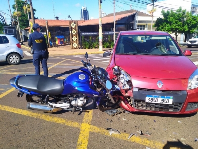 Jovem fica ferido em colisão de moto e carro no centro de Ourinhos