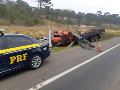 Carro bate de frente em caminhão carregado de barra de ferro e três pessoas morrem no Paraná