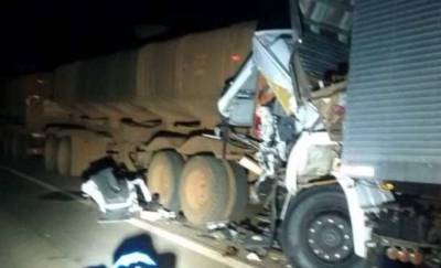 Pai e filho morrem em acidente com três caminhões em rodovia da região 