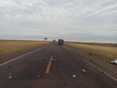 Mulher morre ao bater carro de frente com caminhão na BR-153